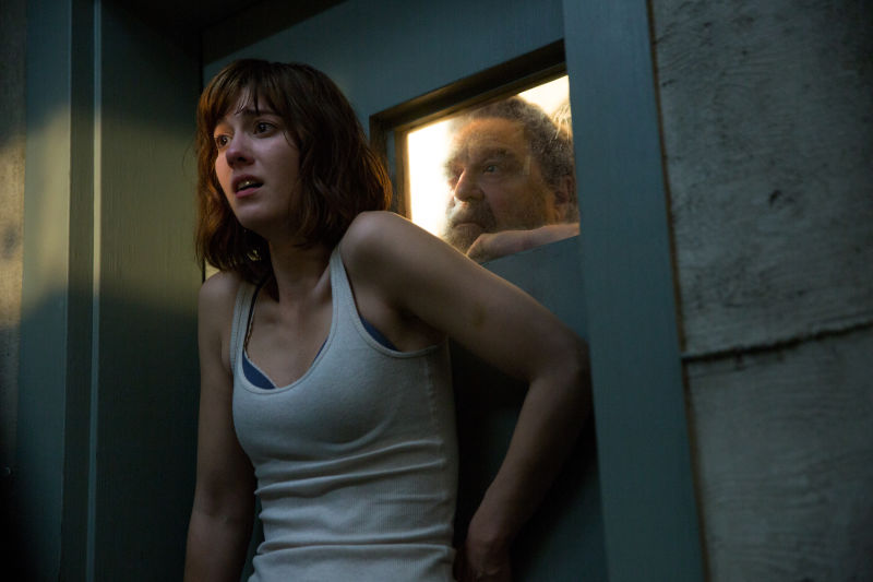 Illustration for article titled 10 Cloverfield Lane no es la película que todos esperábamos, pero sigue siendo genial